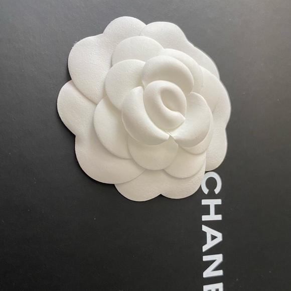 Chanel Camillia - Picture 3 of 5